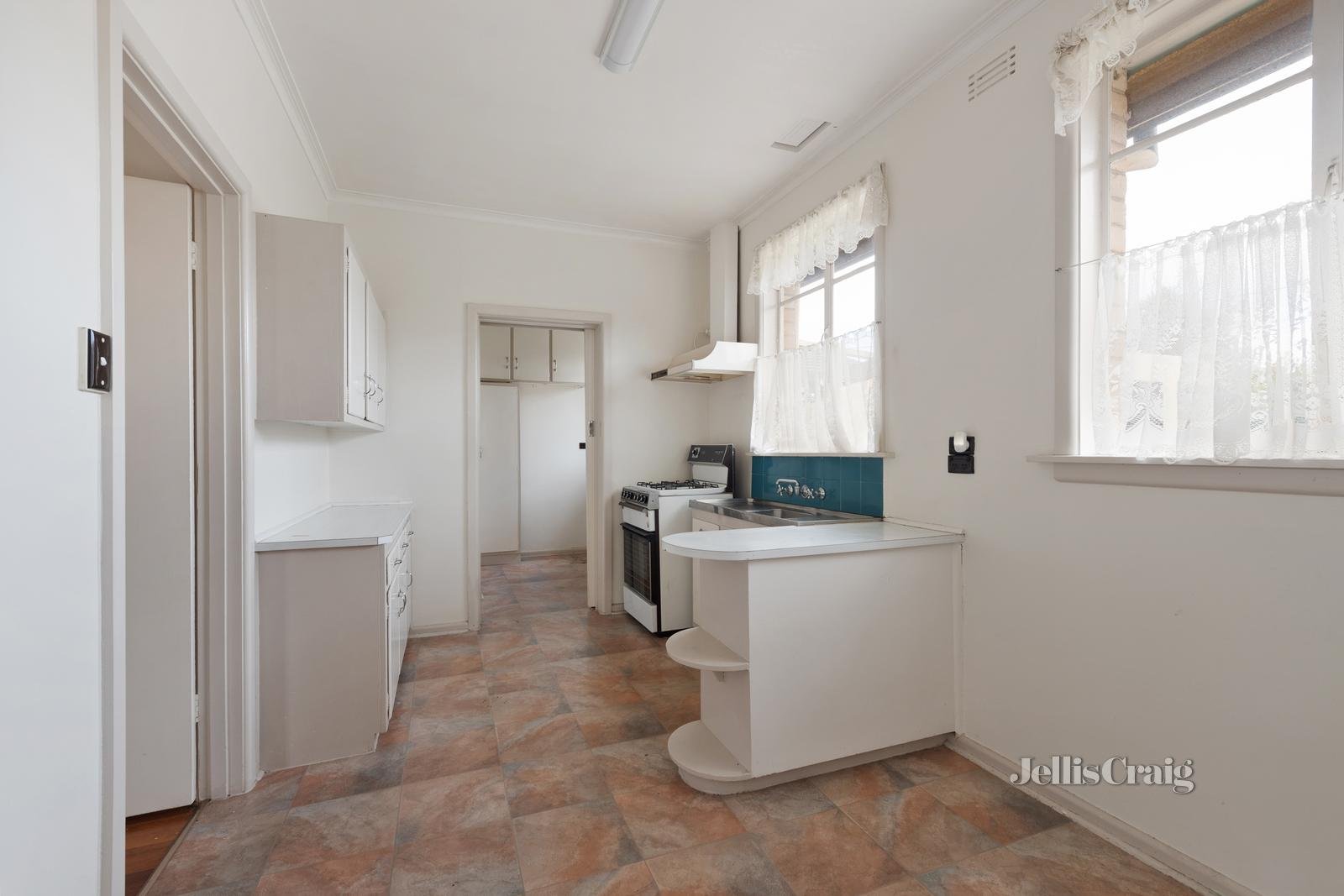 8 Martin Court, Bentleigh East image 4