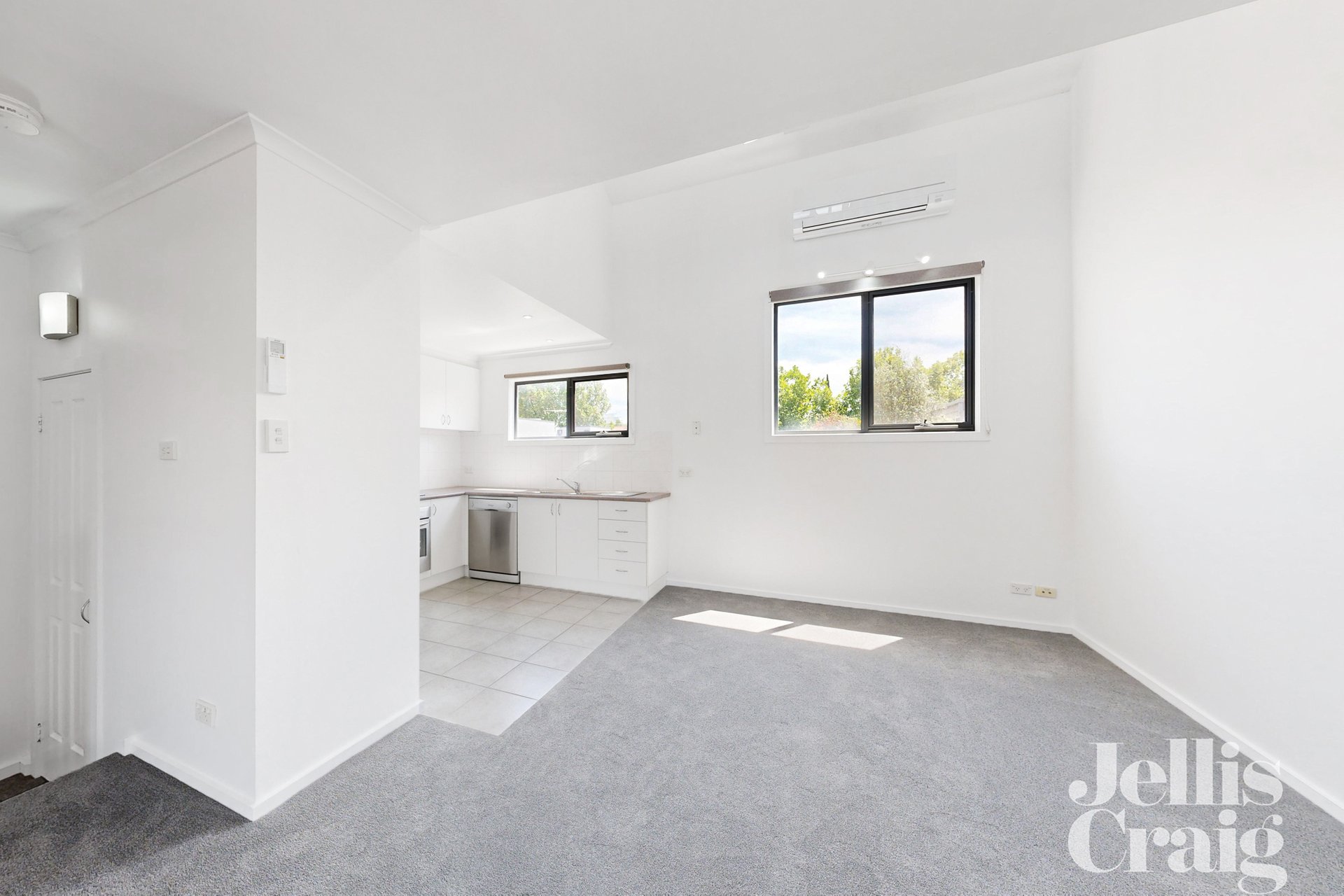 8 McNamara Mews, Kensington image 5