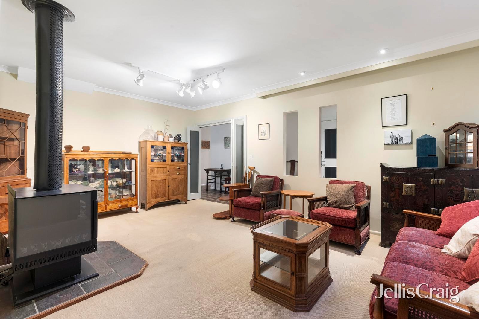 8 Nethercote Drive, Mount&nbsp;Waverley image 2