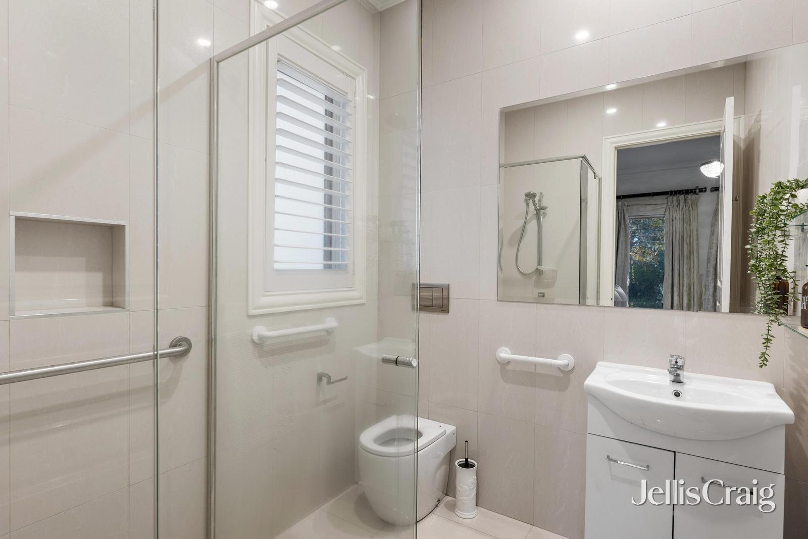 8 Pamela Grove, Templestowe Lower image 11