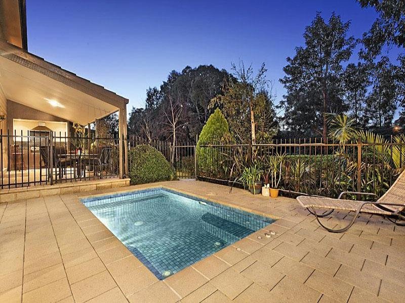 8 Pear Court, Burwood East image 3