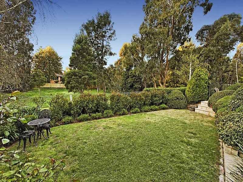 8 Pear Court, Burwood East image 6
