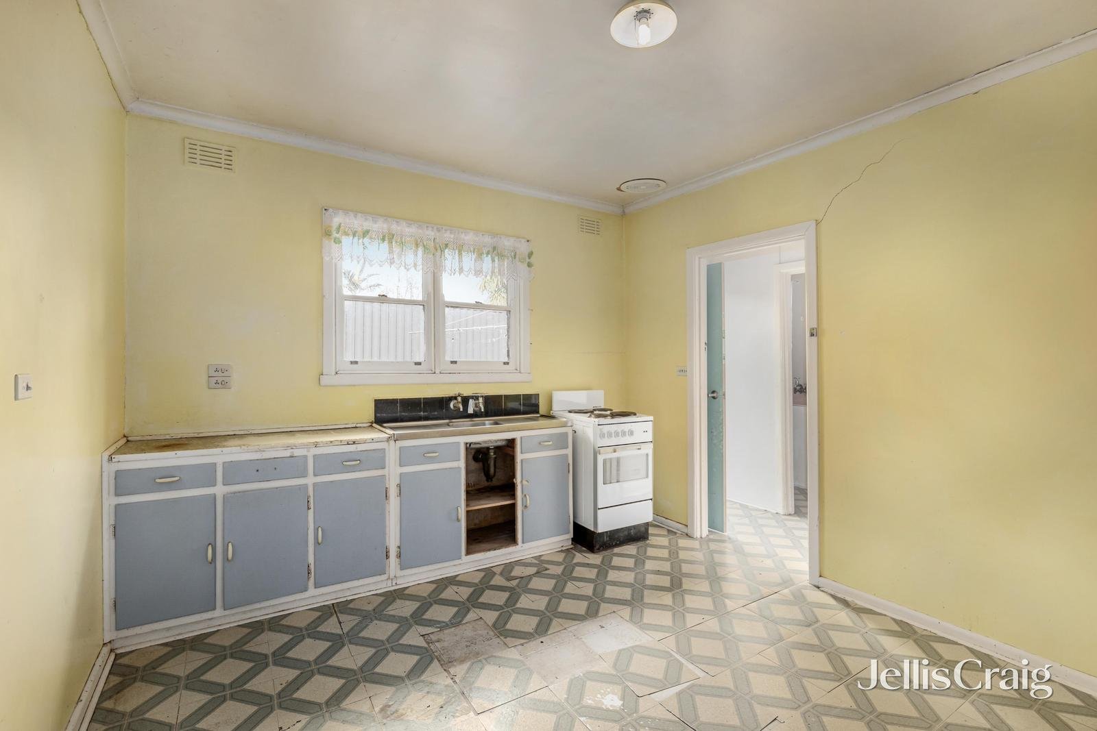 8 Pickford Street, Burwood East image 5