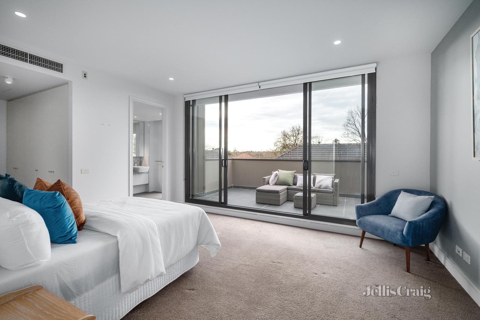 8 Pin Oak Court, Canterbury image 7