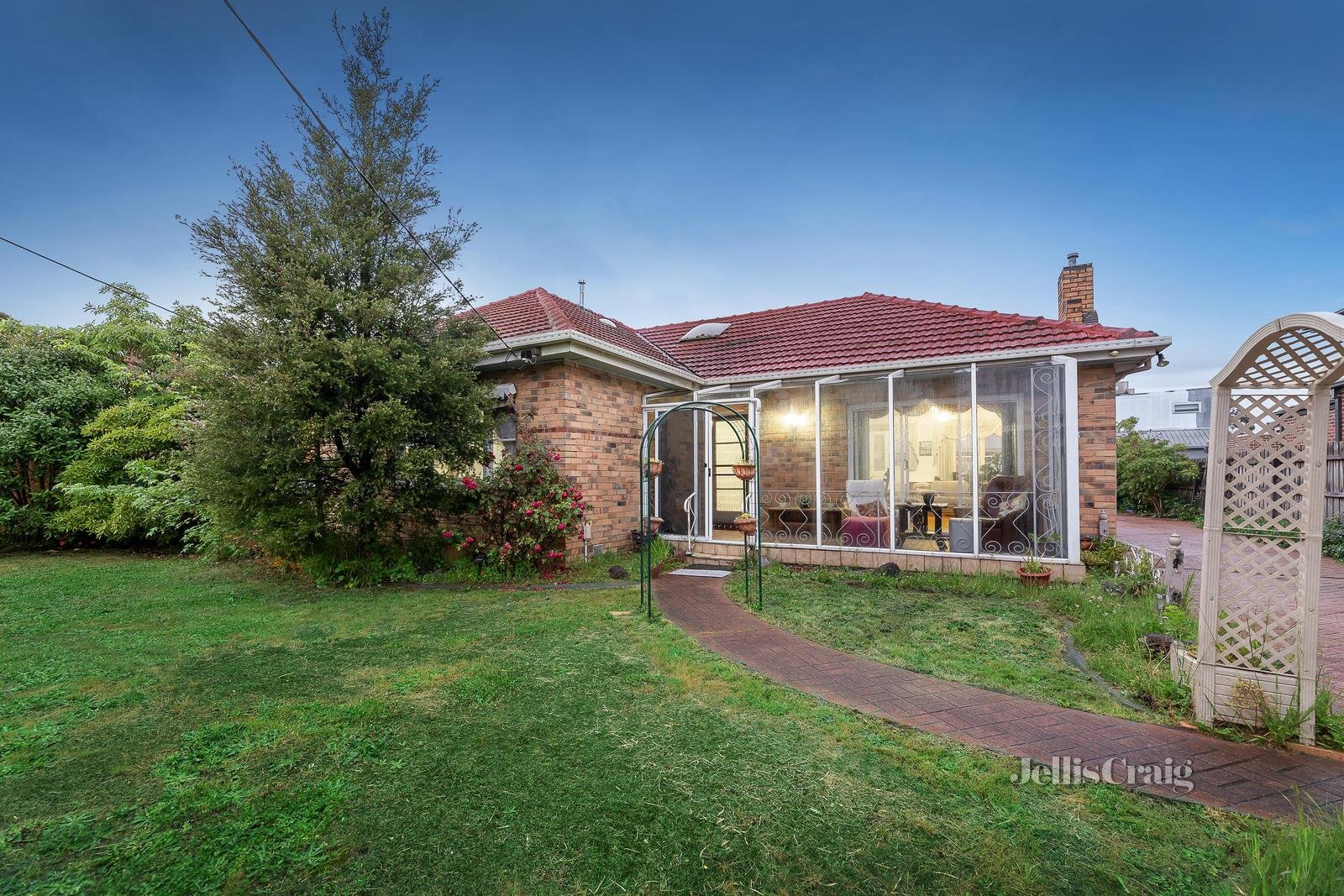 8 Pine Way, Doncaster East image 1