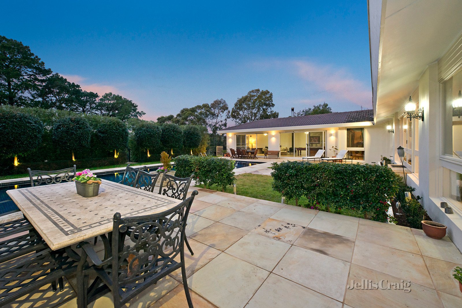 8 Pinewood Drive, Templestowe image 12