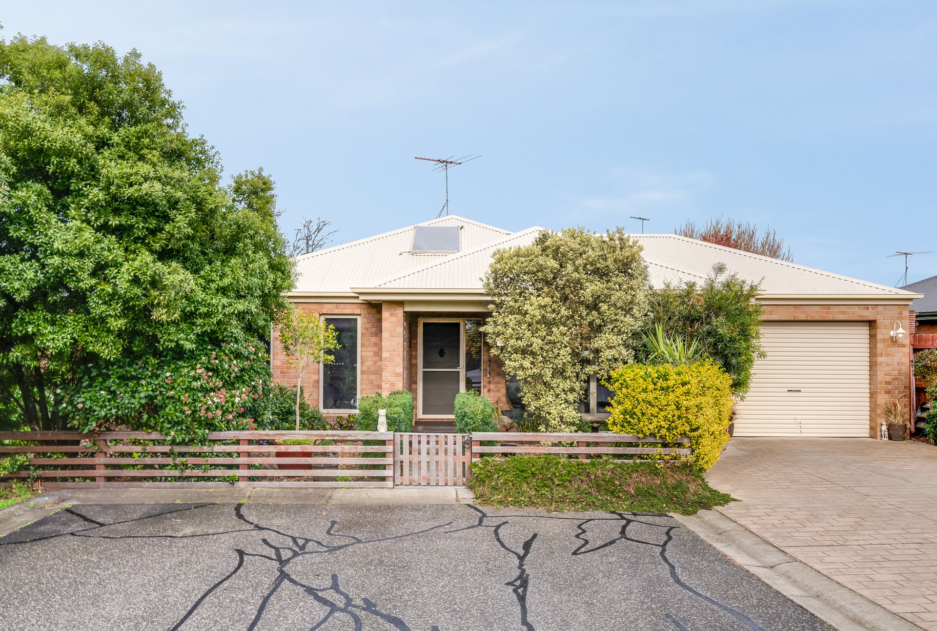 8 Redgum Court, Belmont image 1