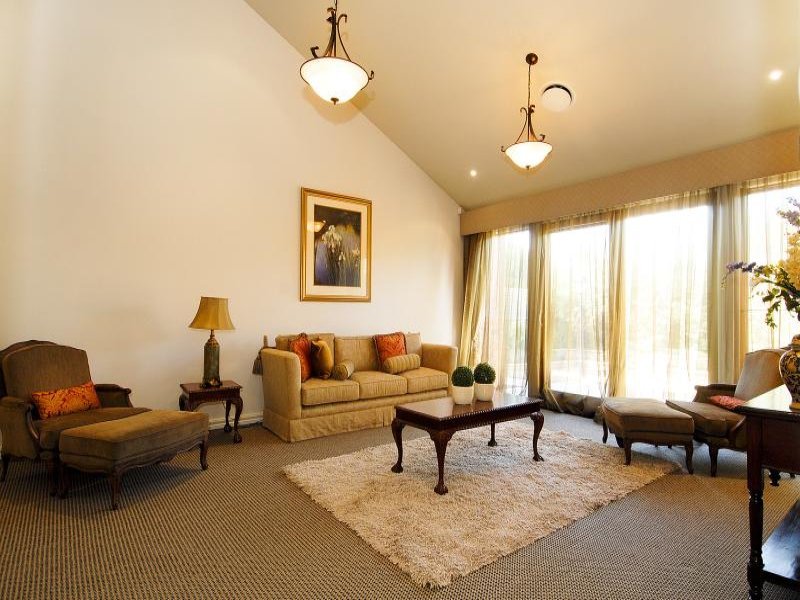 8 Retreat Road, Newtown image 3