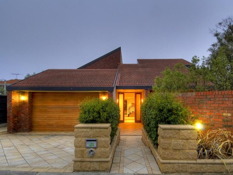 8 Retreat Road, Newtown image 16
