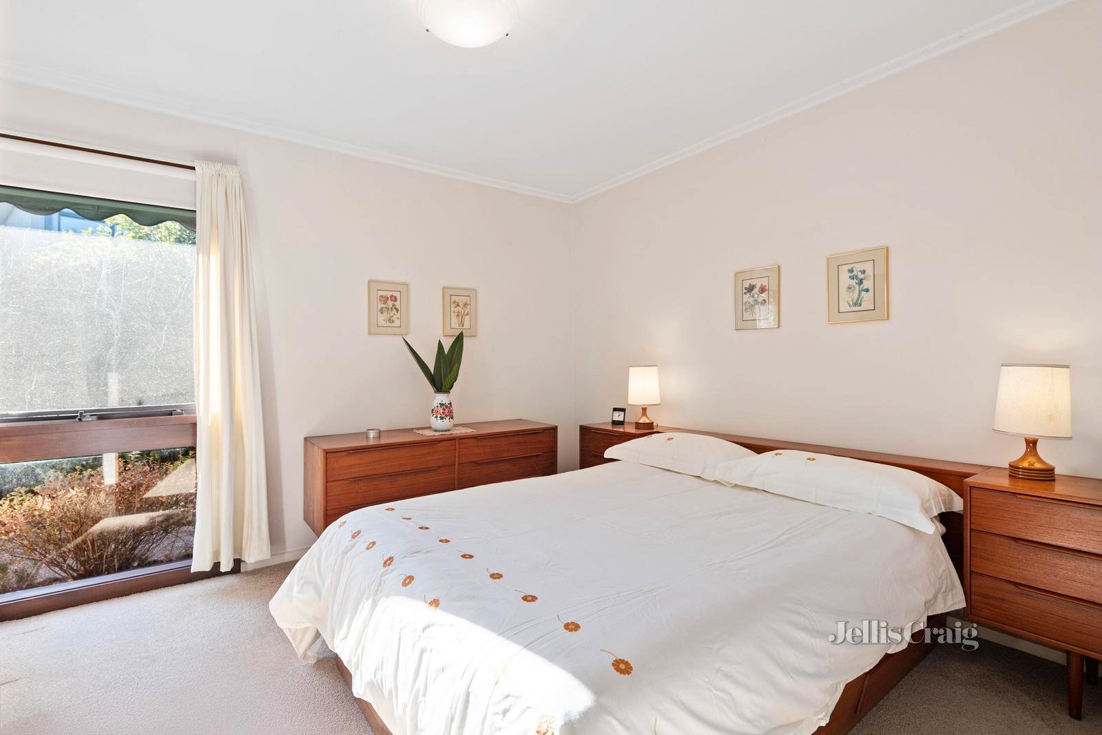 8 Ryland Avenue, Croydon image 6