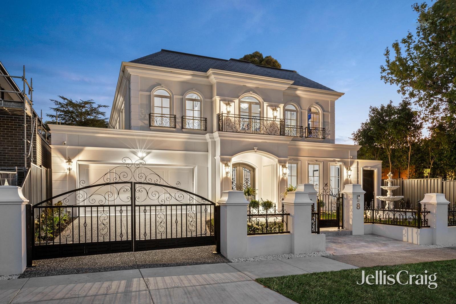 8 St Albans Street, Mount Waverley image 2
