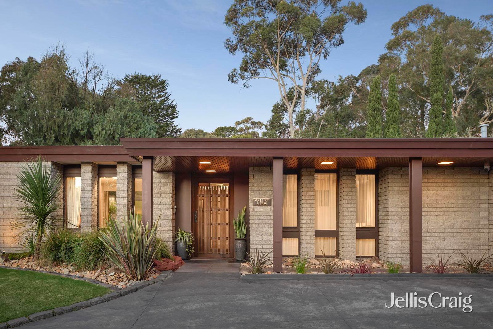 8 Tandarook Crescent, Donvale image 1