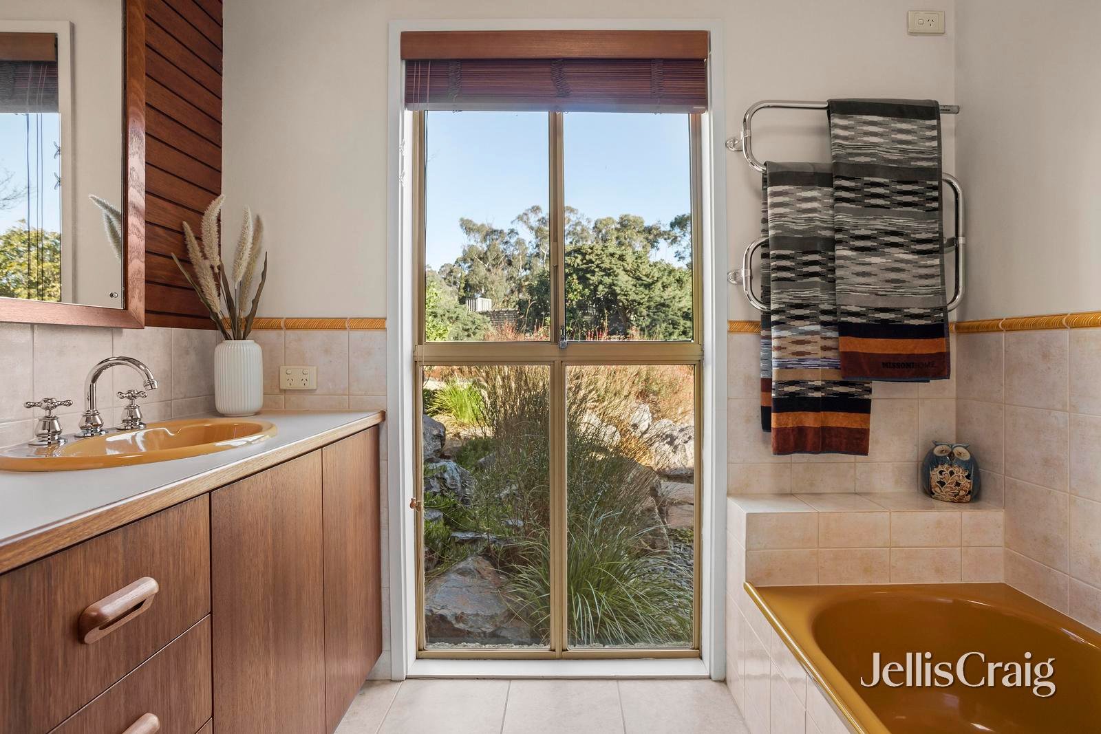 8 Tandarook Crescent, Donvale image 14