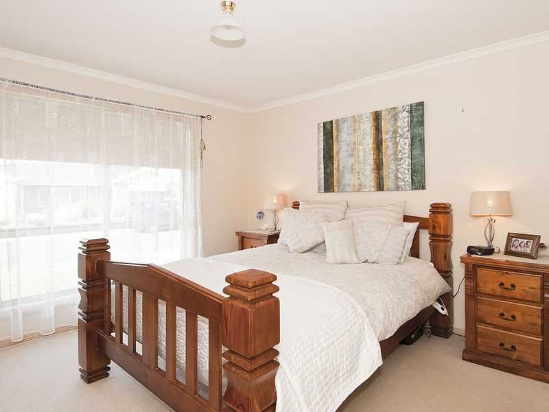8 Tantalla Court, St Albans Park image 5