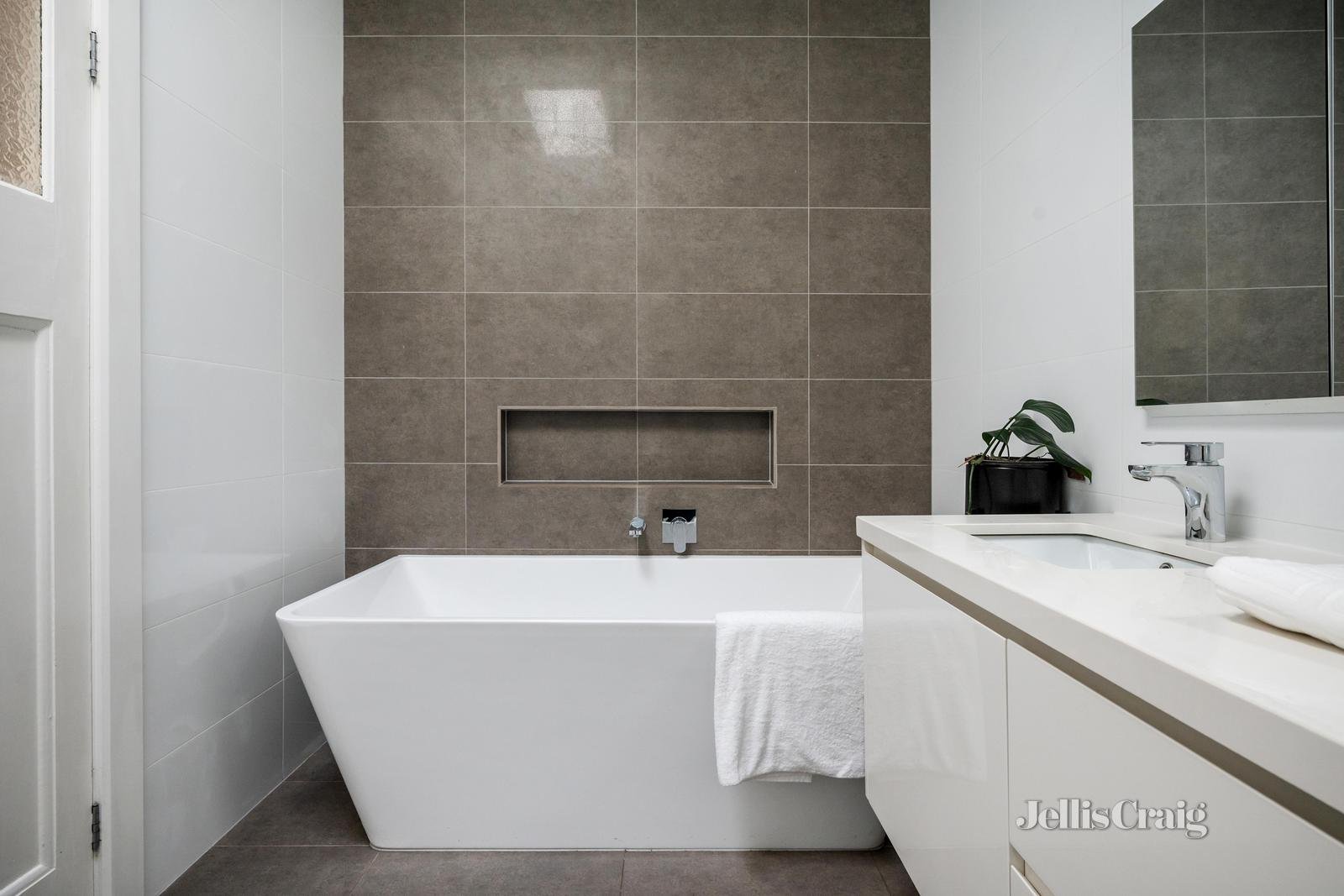 8 The Boulevard, Hawthorn image 10