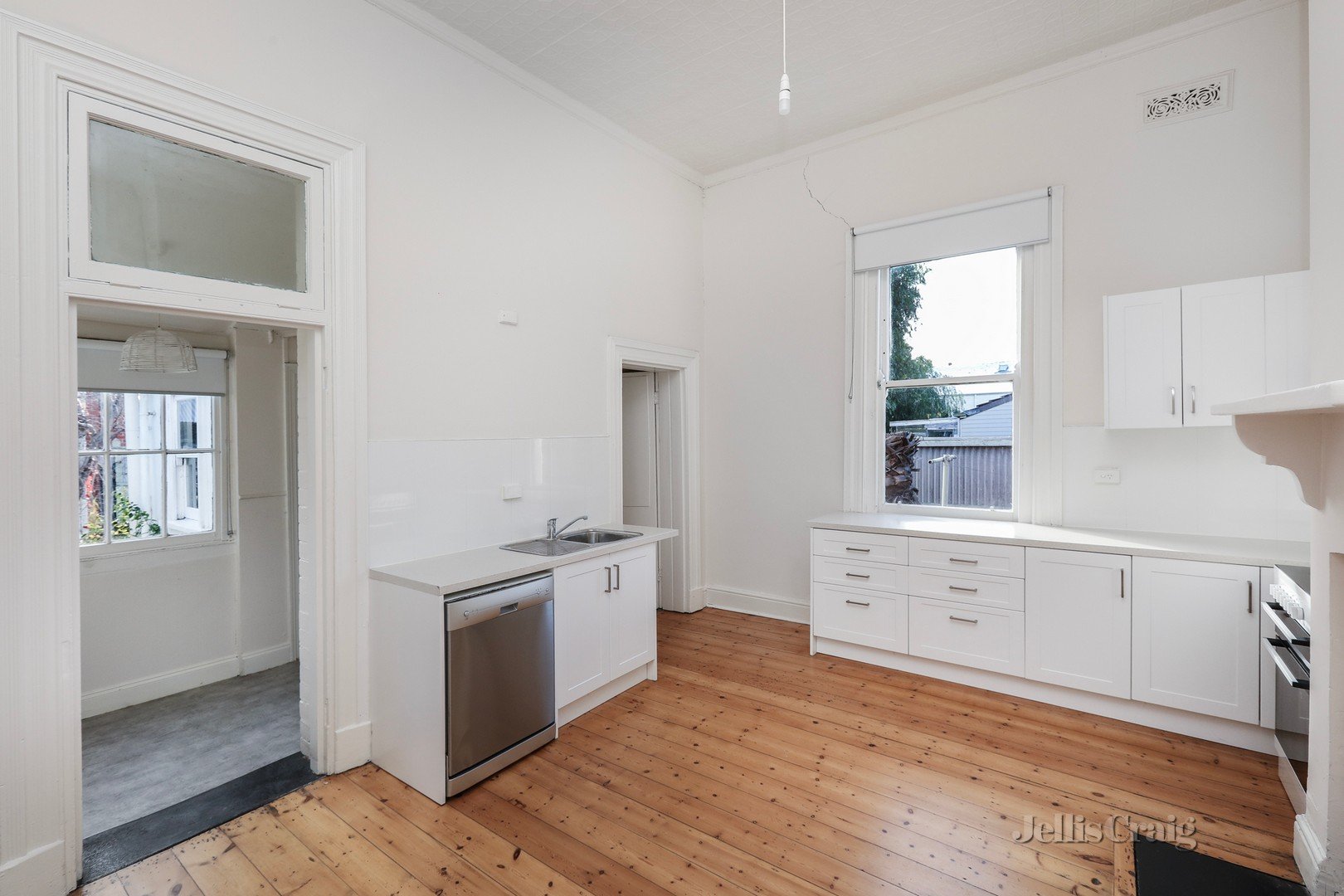 8 Thompson Street, Williamstown image 3