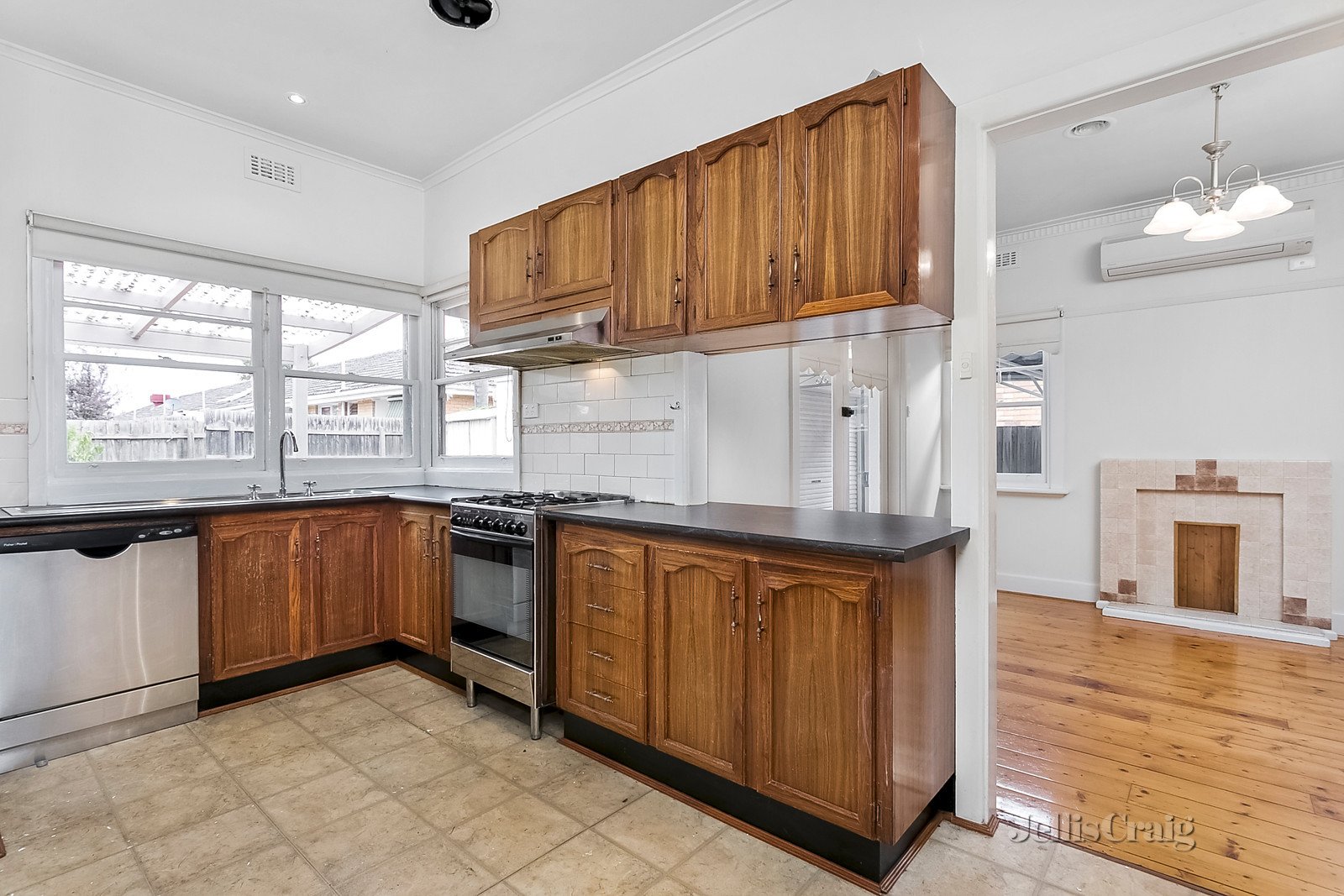 8 Trinafour Street, Moonee Ponds image 3