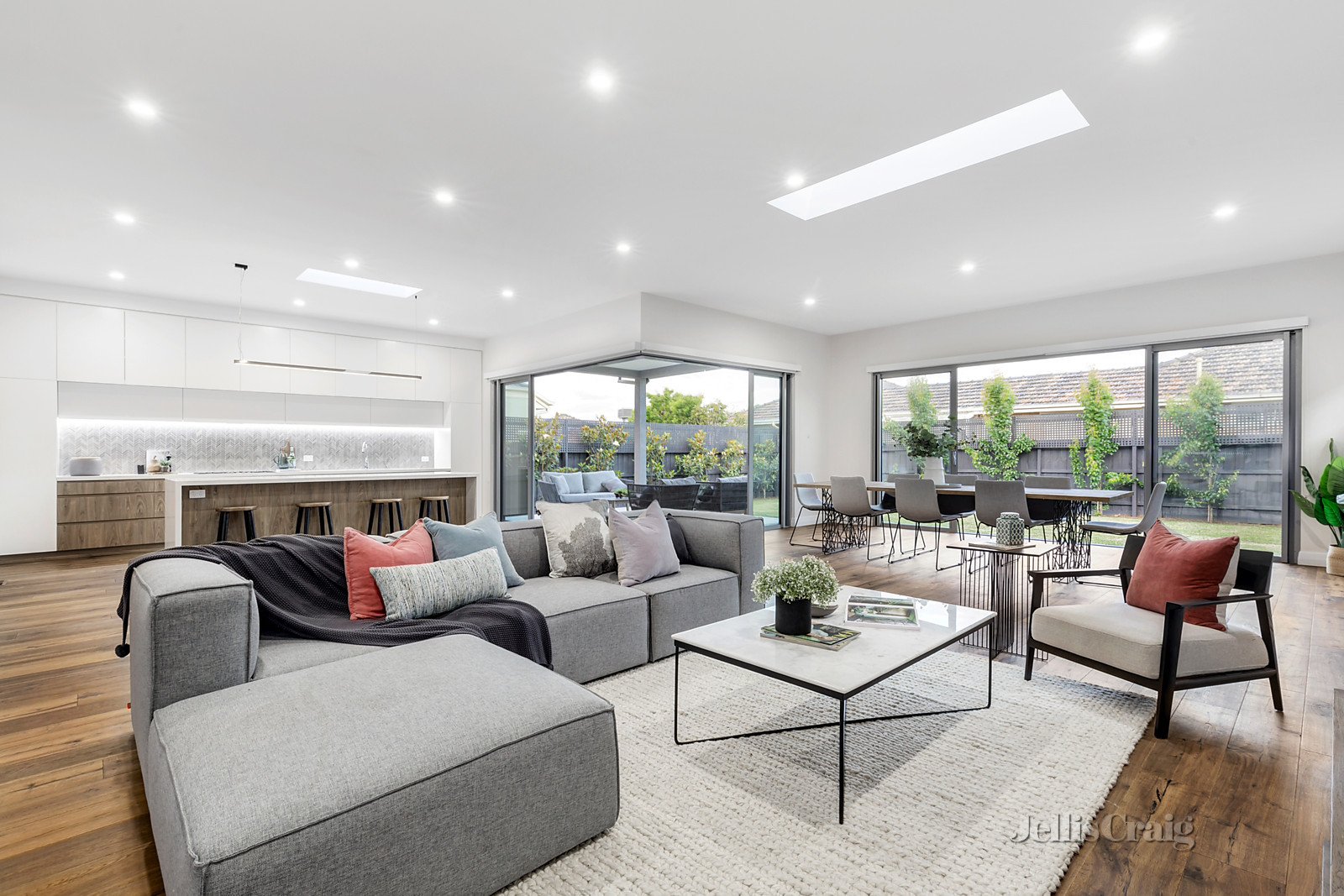 8 Twisden Road, Bentleigh image 2