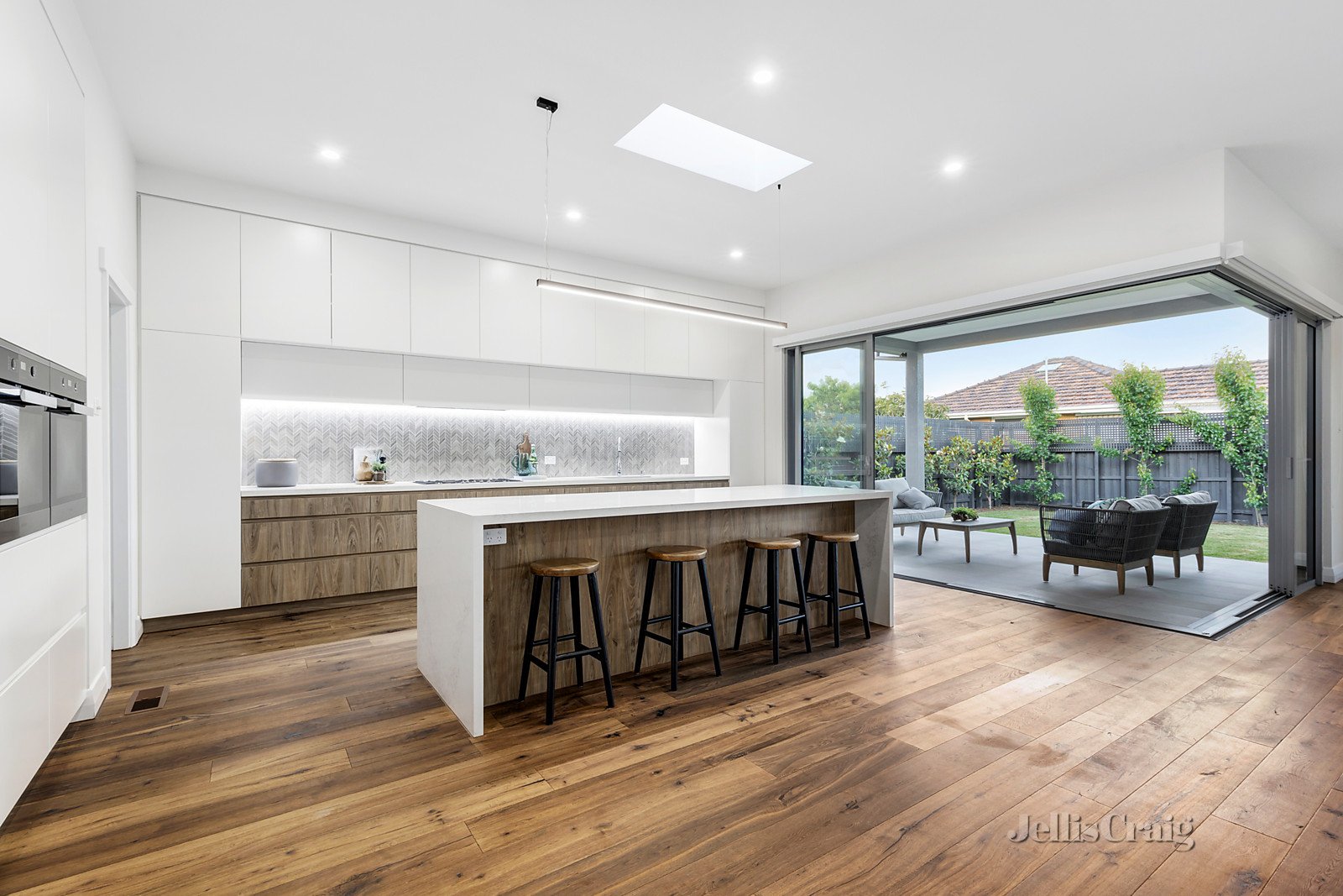 8 Twisden Road, Bentleigh image 3