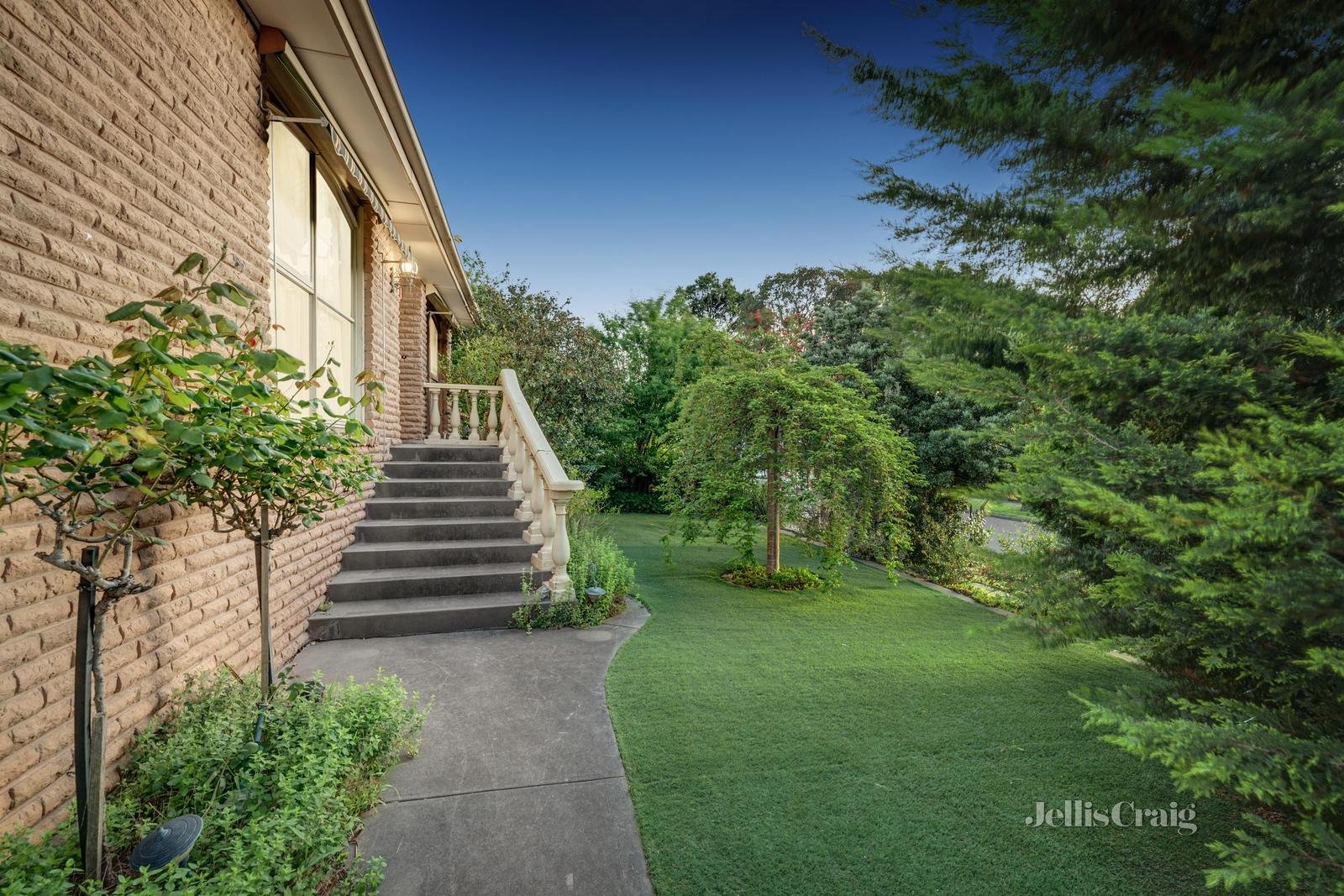 8 Virginia Court, Bulleen image 3