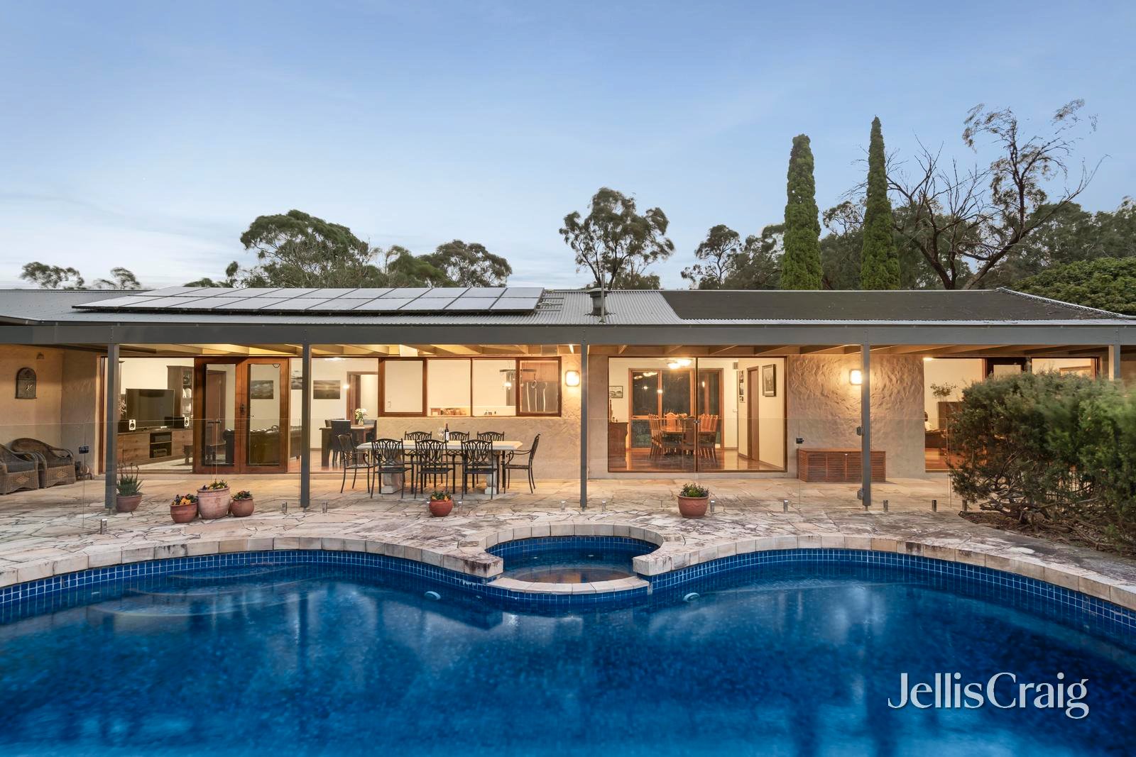 8 Whitefriars Way, Donvale image 3