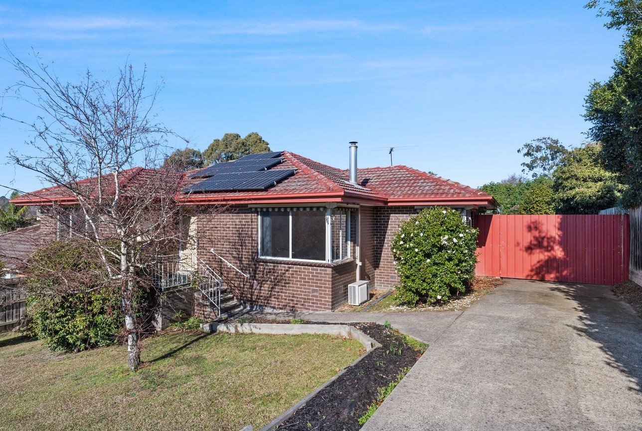 8 Winifred Road, Mooroolbark image 1