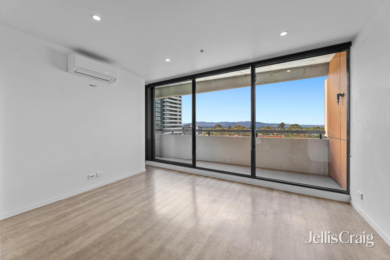 803/39 Kingsway, Glen Waverley image 1