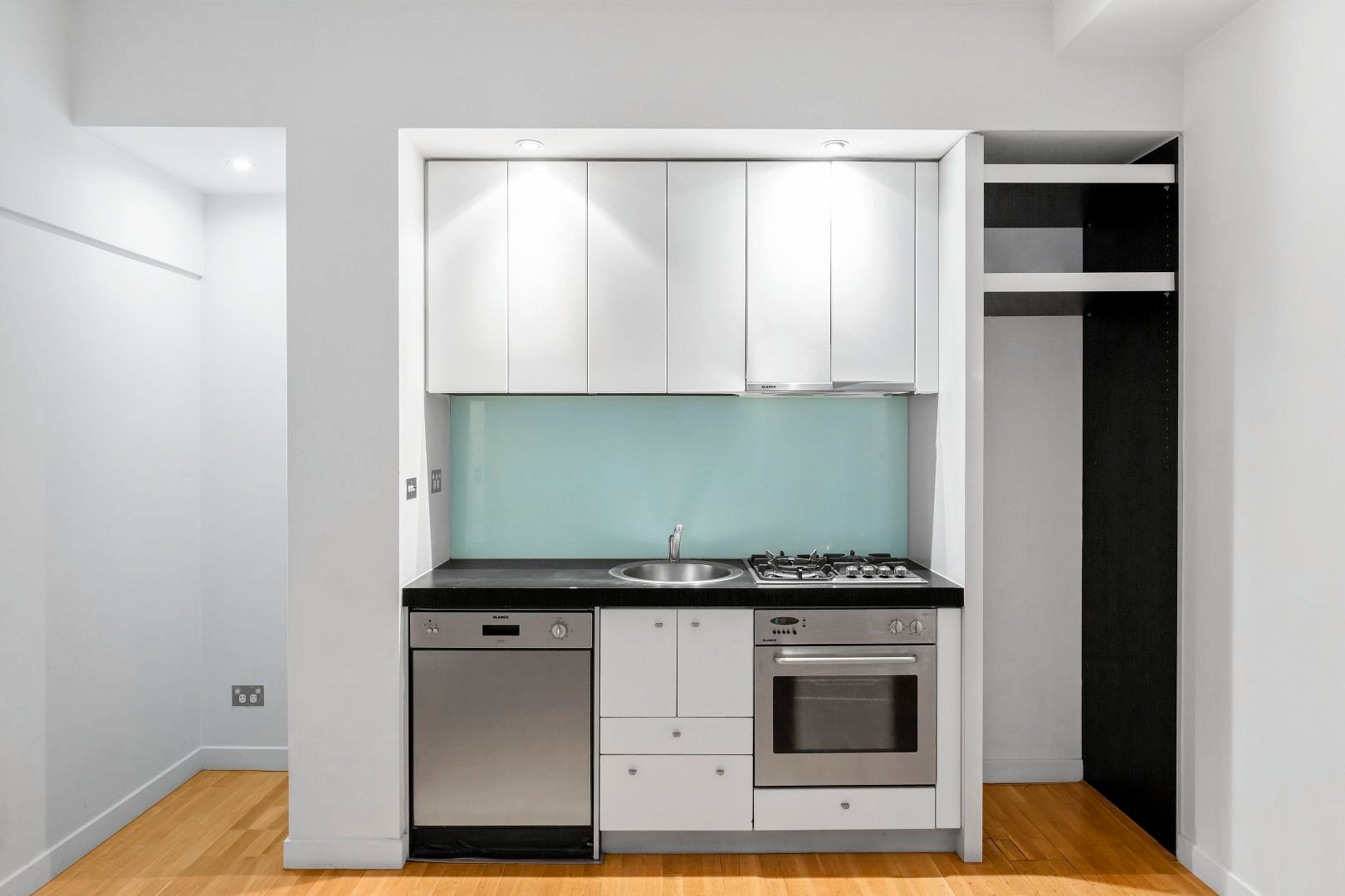 804/422 Collins Street, Melbourne image 2