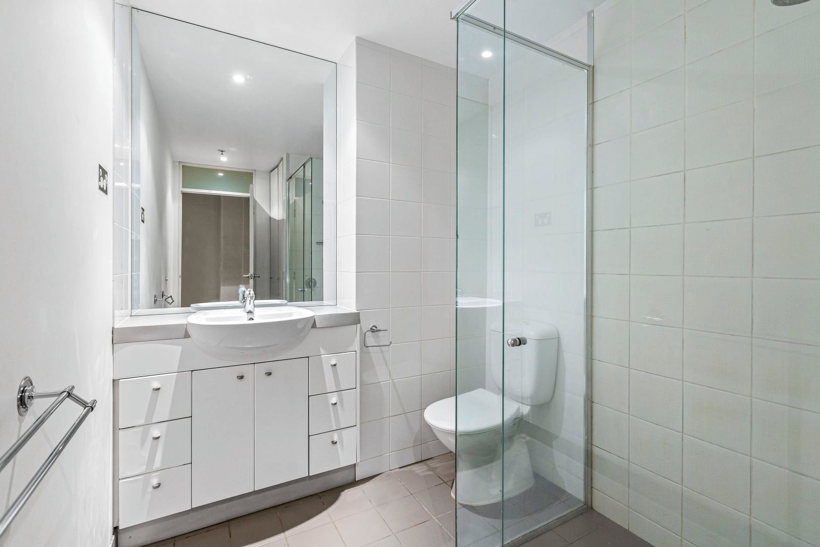 804/422 Collins Street, Melbourne image 4