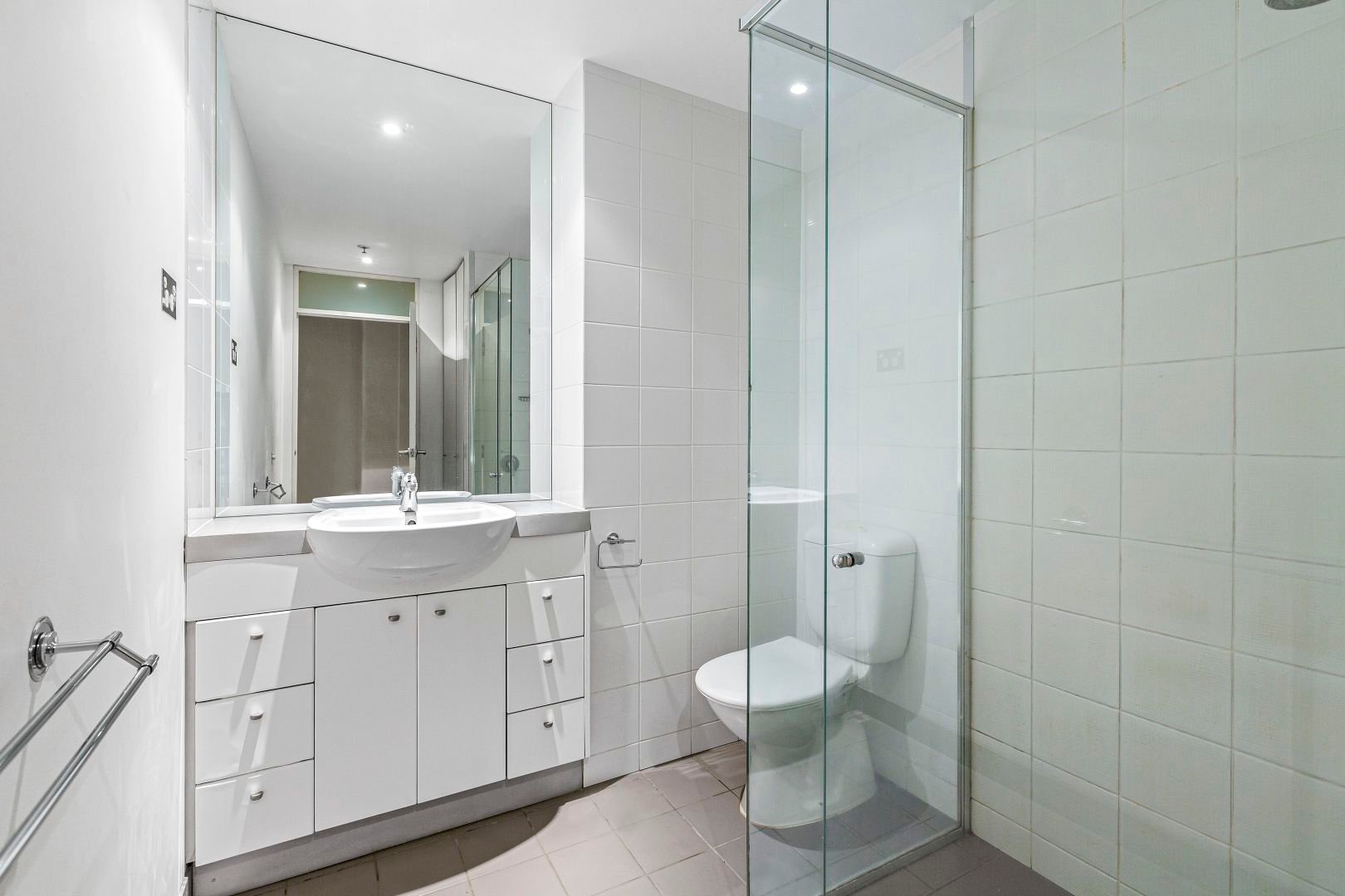 804/422 Collins Street, Melbourne image 4
