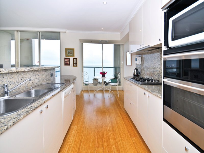 806/115 Beach Street, Port Melbourne image 4