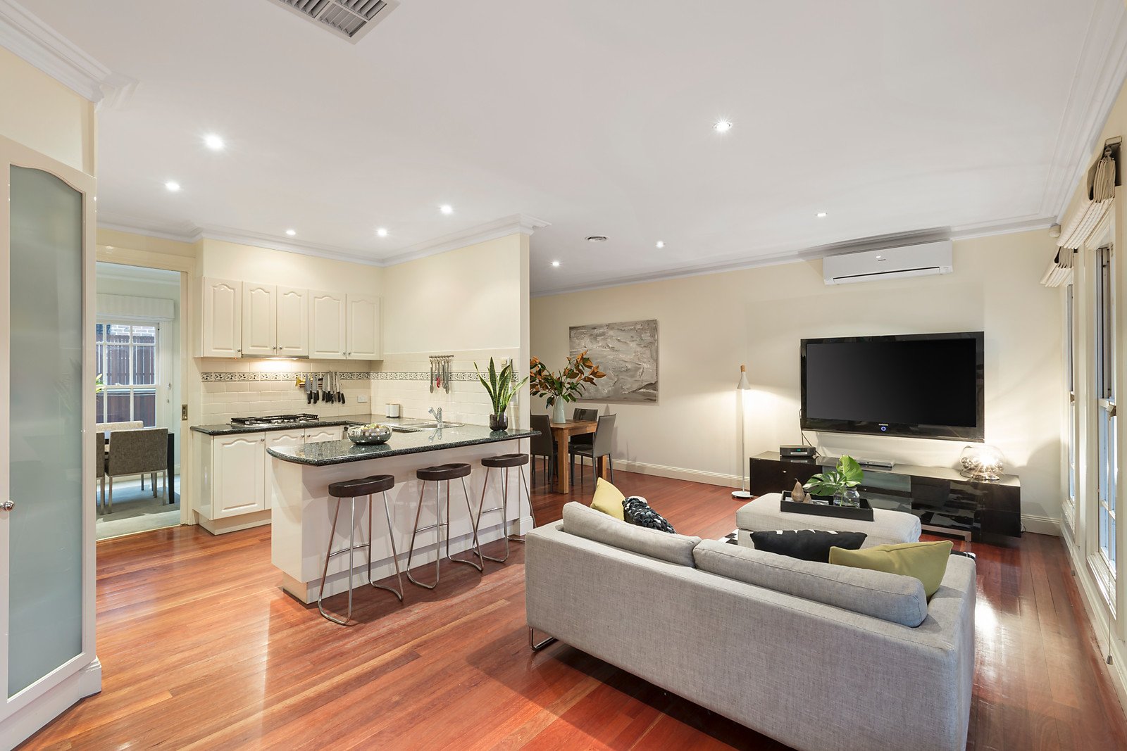 8/107 Wattle Valley Road, Camberwell image 2