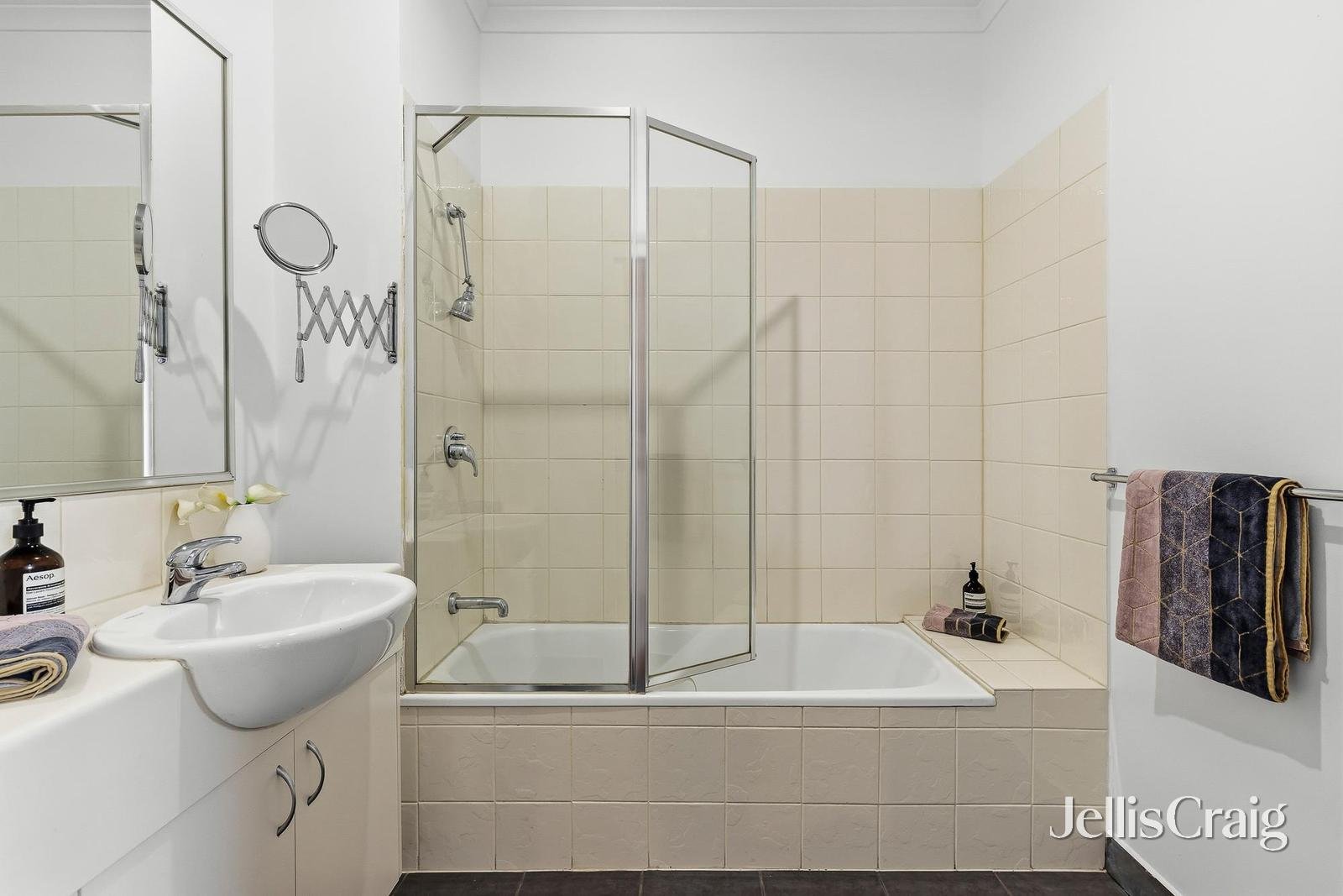 8/113 Ballarat Road, Footscray image 9