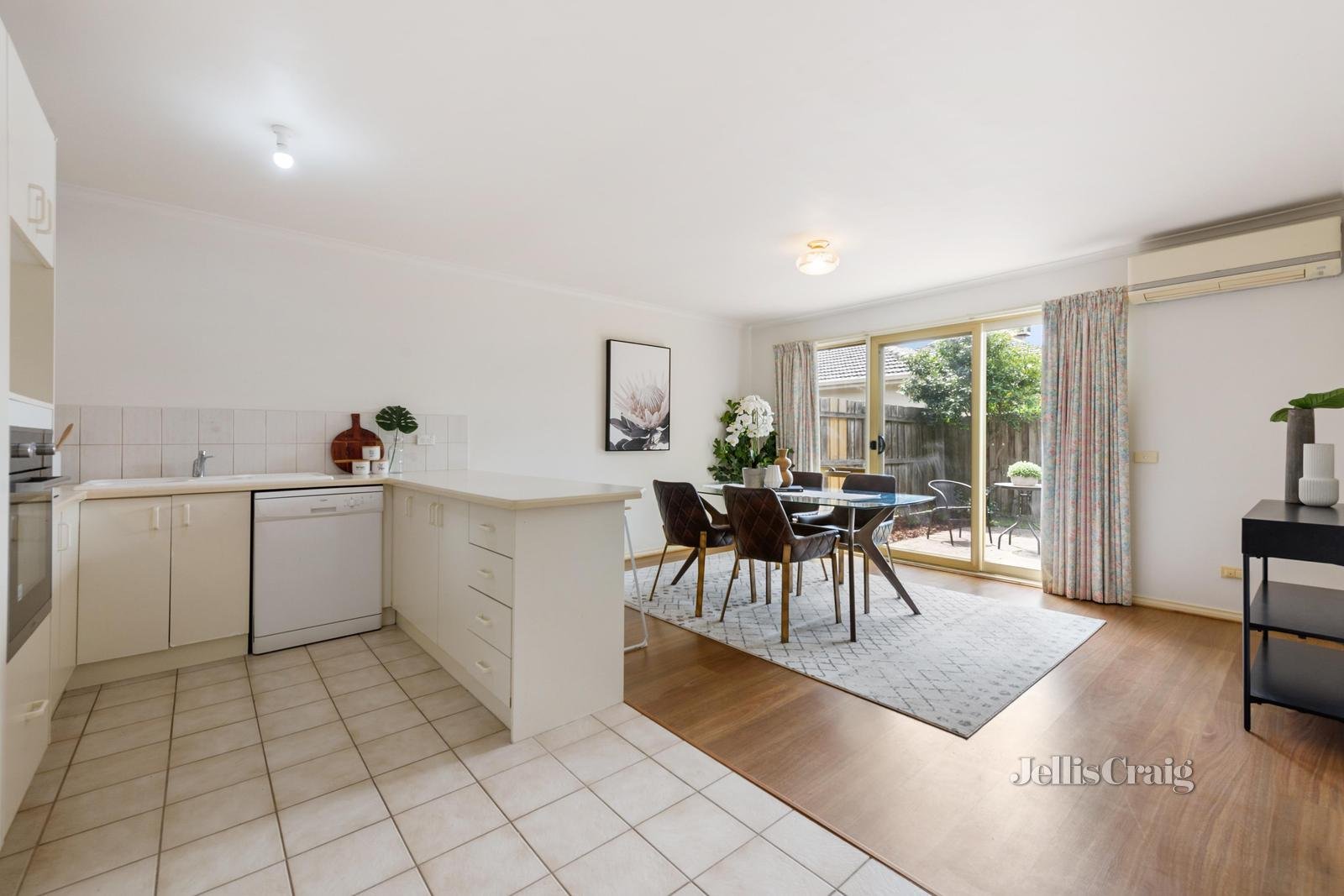 8/12 Surrey Road, Mount Waverley image 5