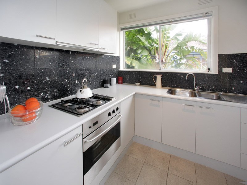 8/130 Glenhuntly Road, Elwood image 3