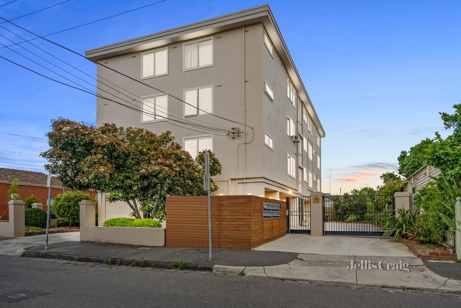 8/15 De Carle Street, Brunswick image 5