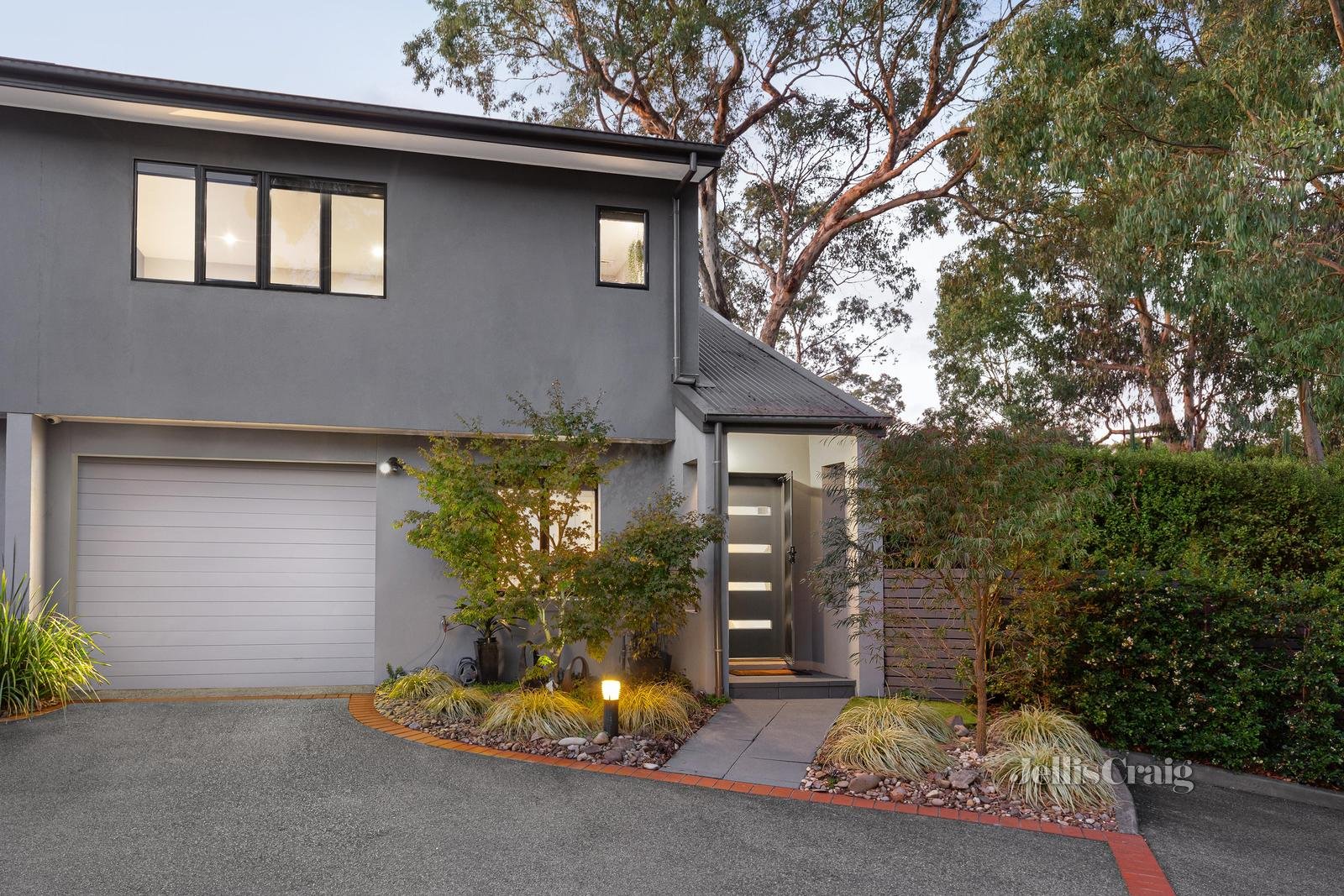8/15 Karingal Drive, Montmorency image 1