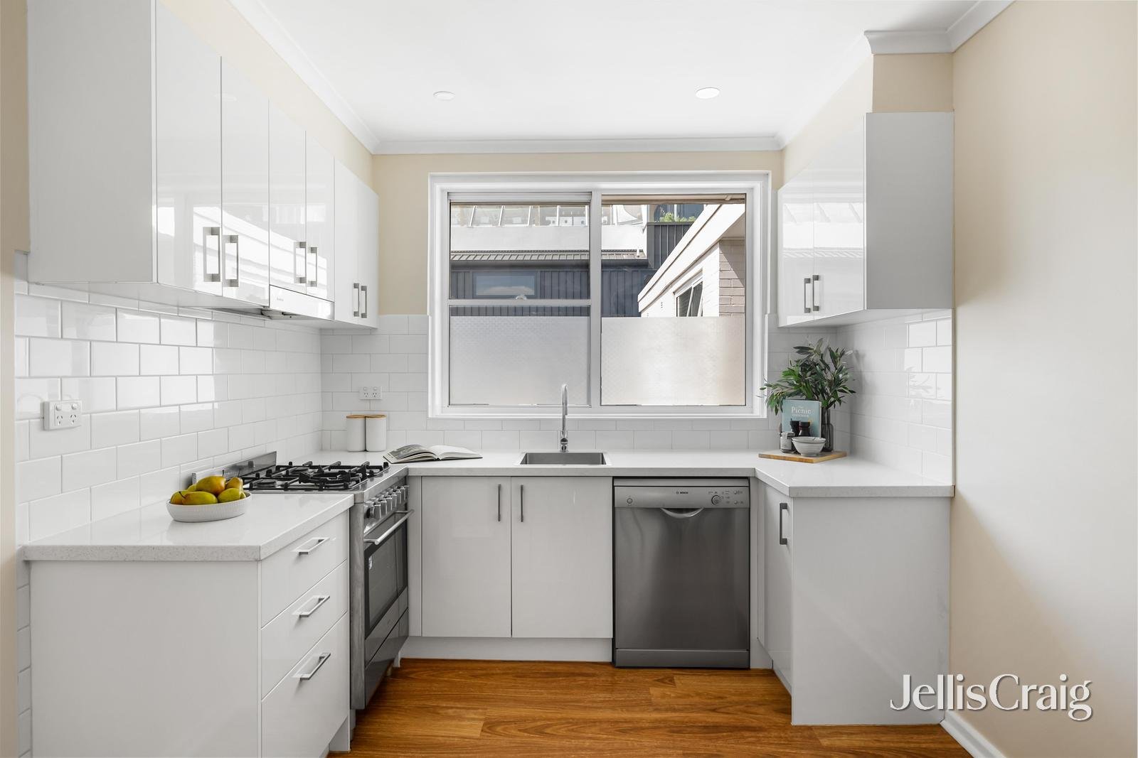 8/1587 Malvern Road, Glen Iris image 2