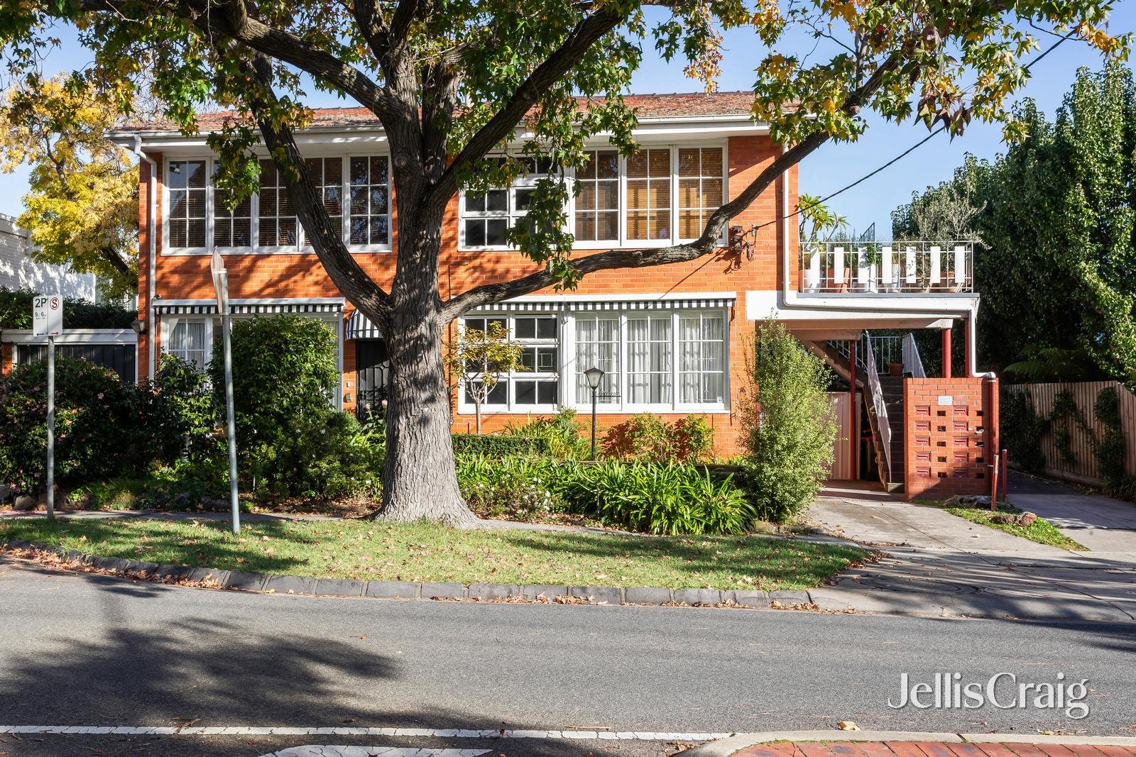 8/16 Springfield Avenue, Toorak image 2