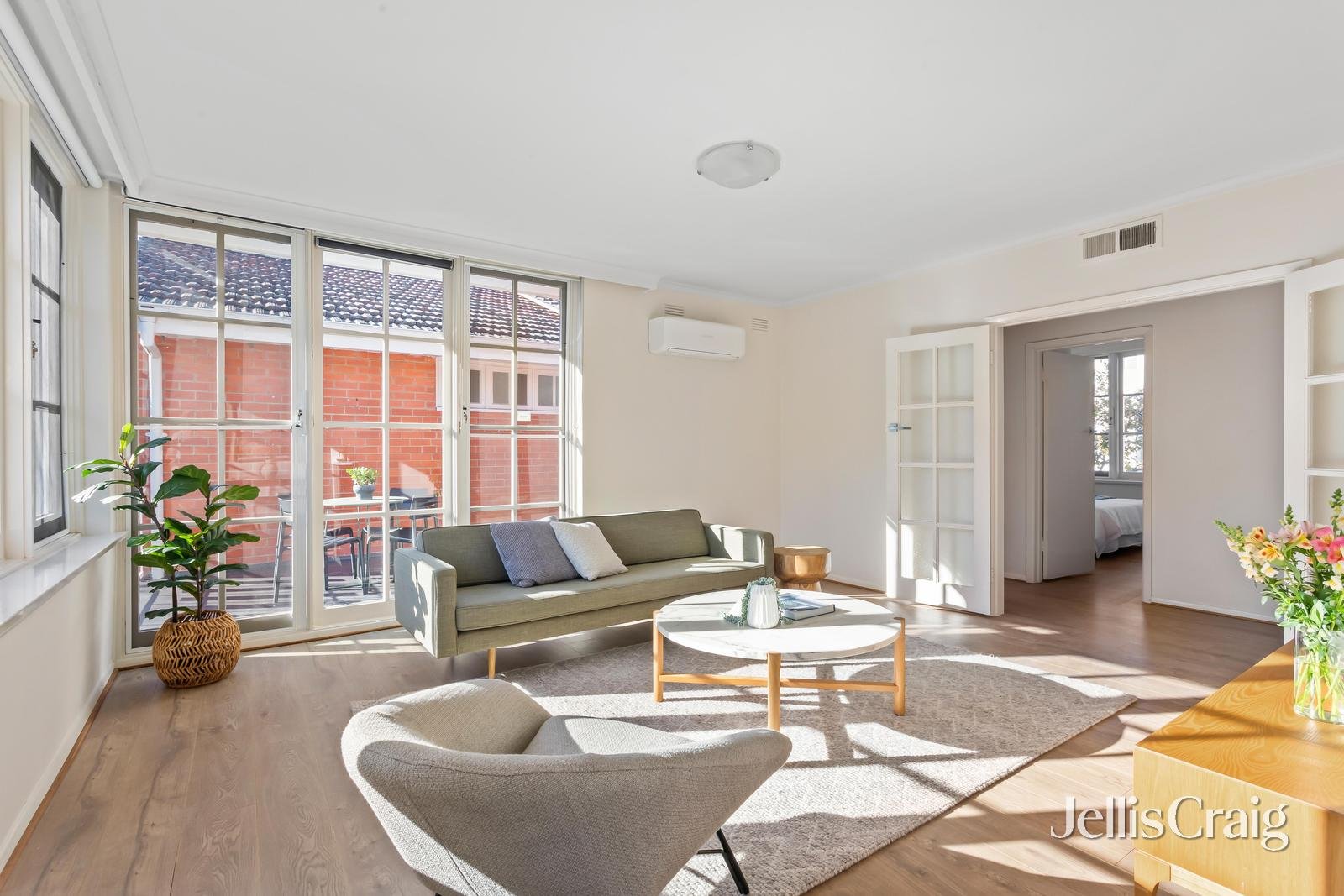 8/16 Springfield Avenue, Toorak image 4