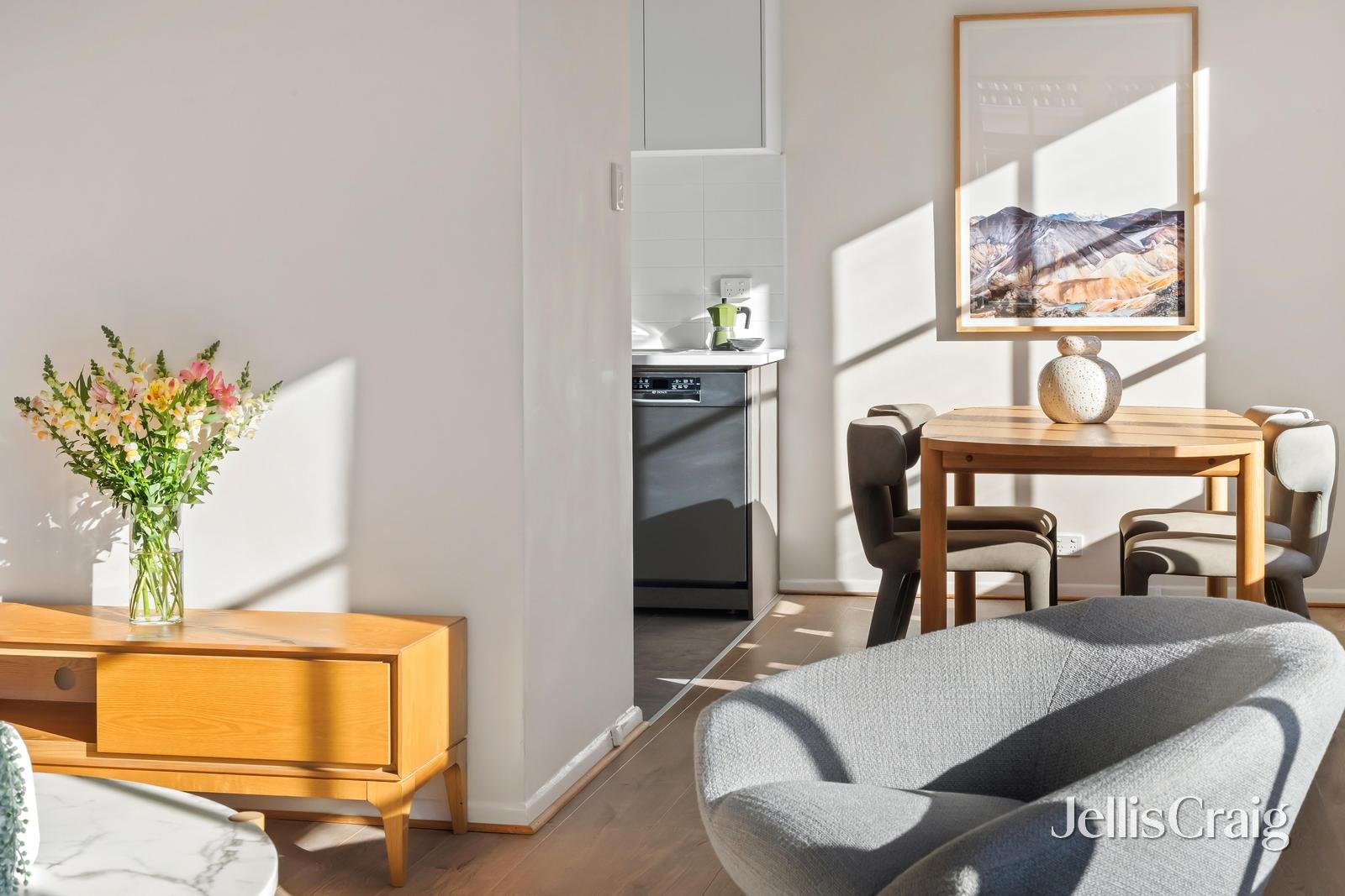 8/16 Springfield Avenue, Toorak image 5