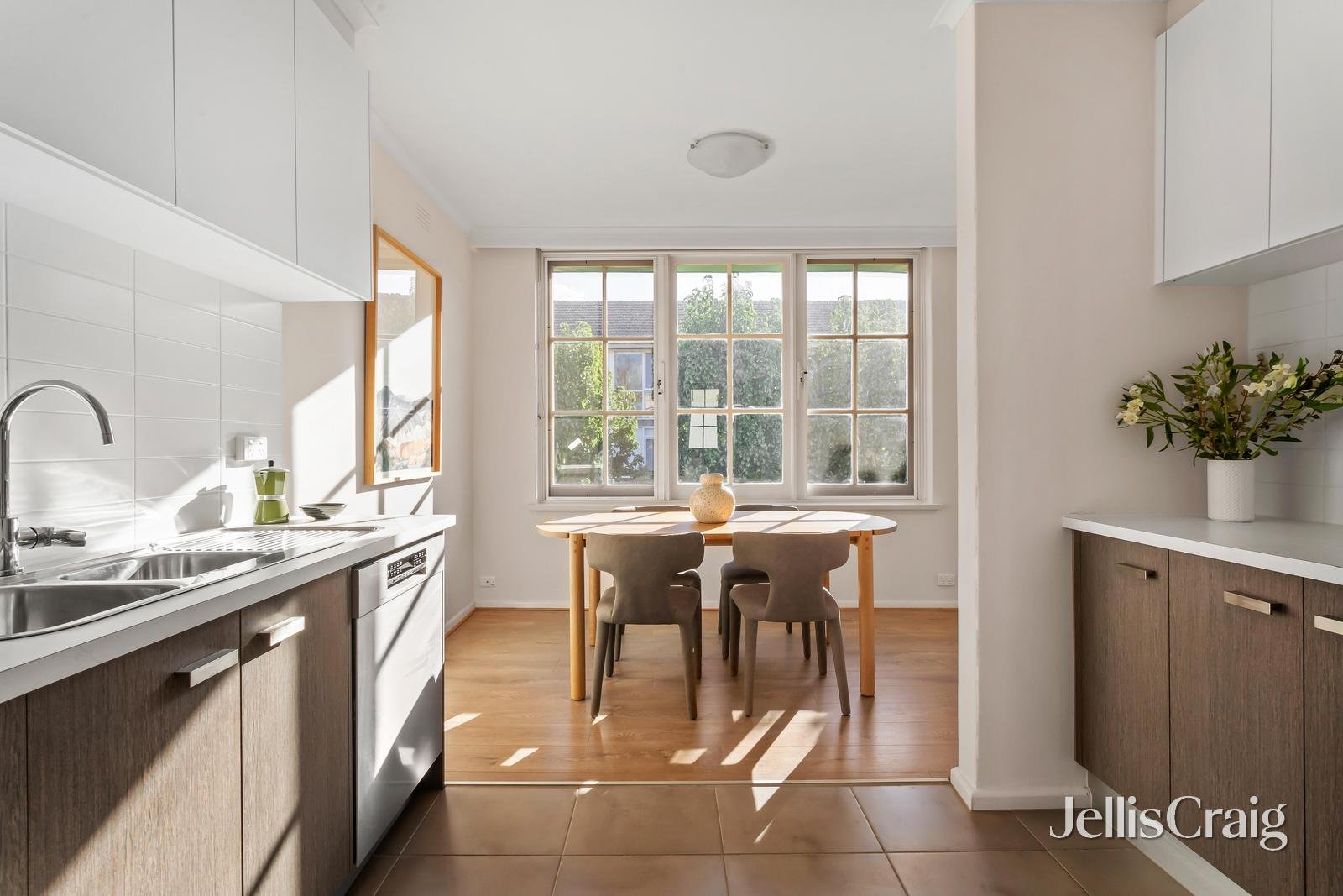 8/16 Springfield Avenue, Toorak image 6