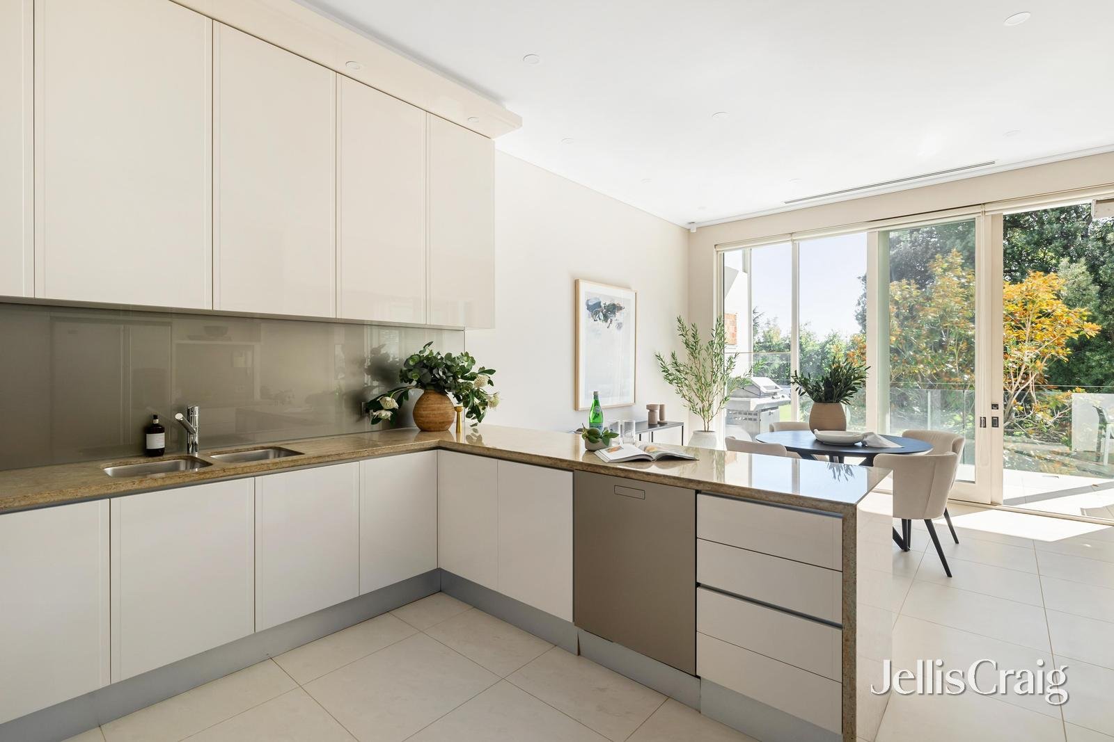 8/17 Myamyn Street, Armadale image 6