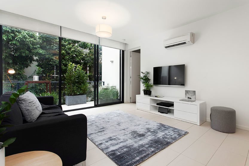 8/17 Pine Avenue, Elwood image 1