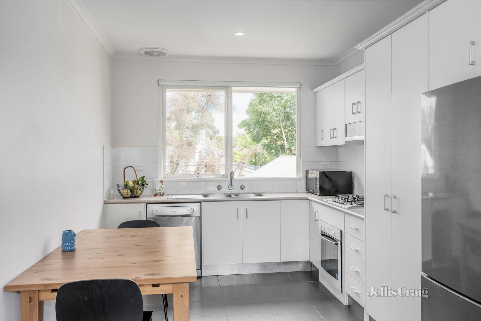 8/17 Wolseley Close, Mont Albert image 4