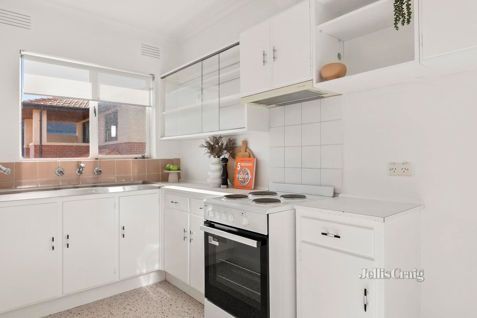 8/19 Grosvenor Street, Moonee Ponds image 5