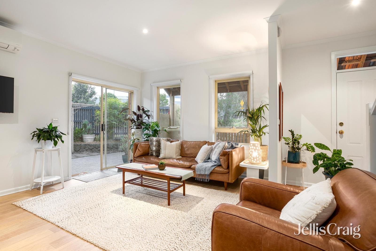 8/1A Main Drive, Bundoora image 2