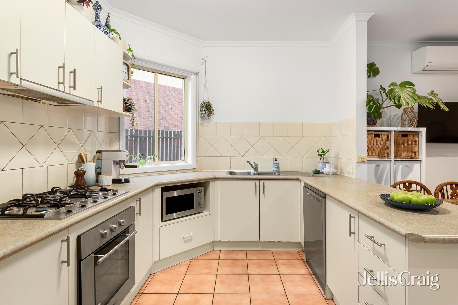 8/1A Main Drive, Bundoora image 5