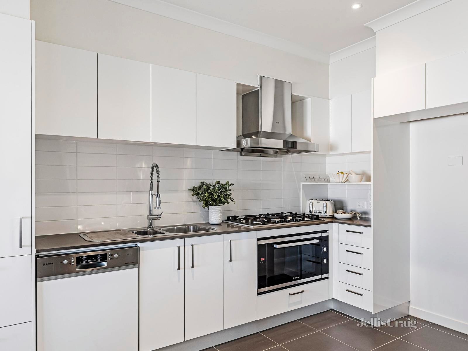 8/2 Mcleod Street, Doncaster image 4