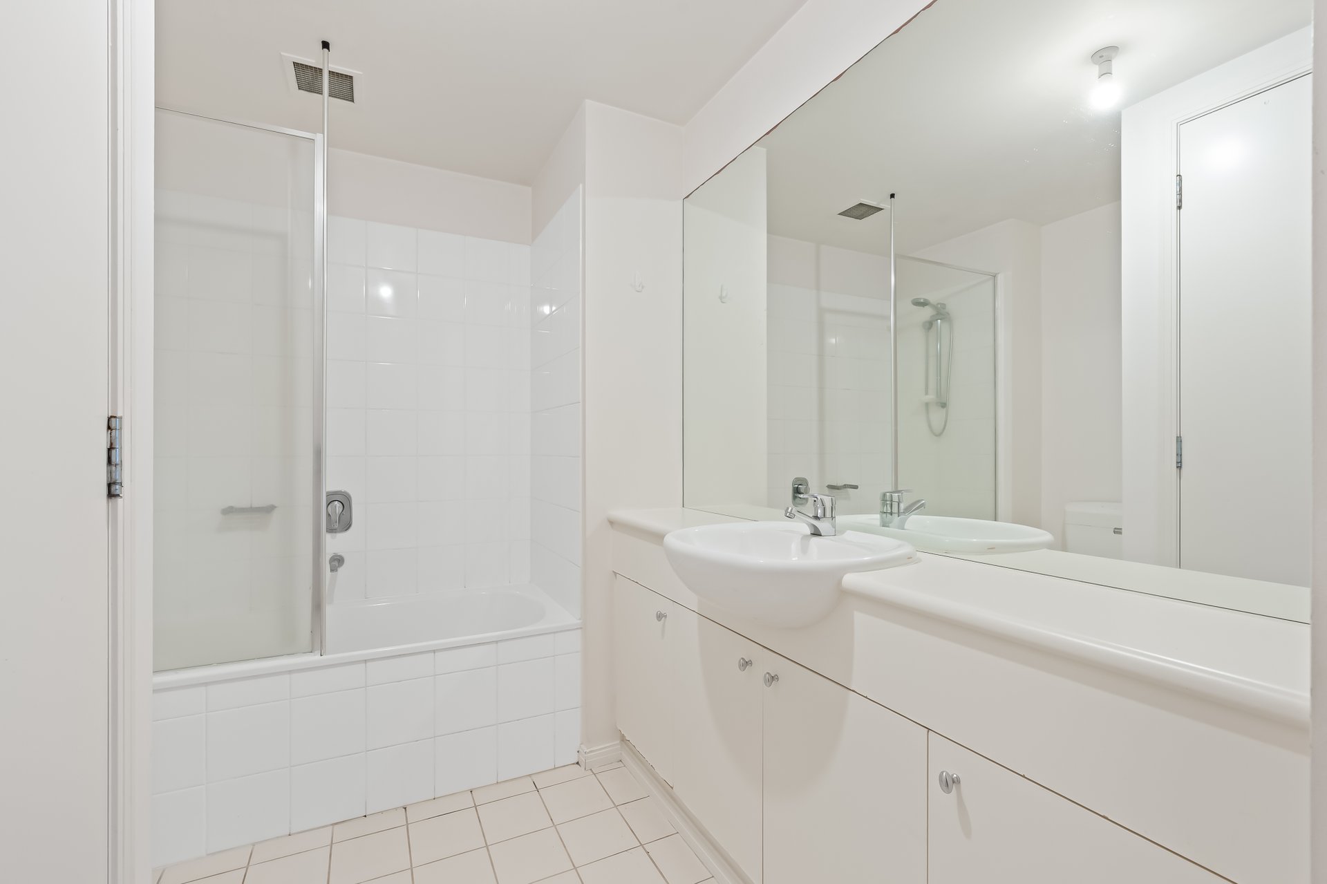 8/2 Seisman Place, Port Melbourne image 5